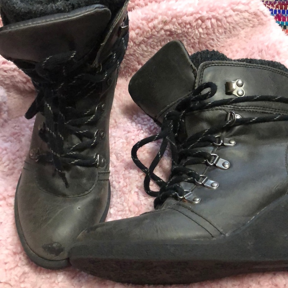 Wedge Winter boots.